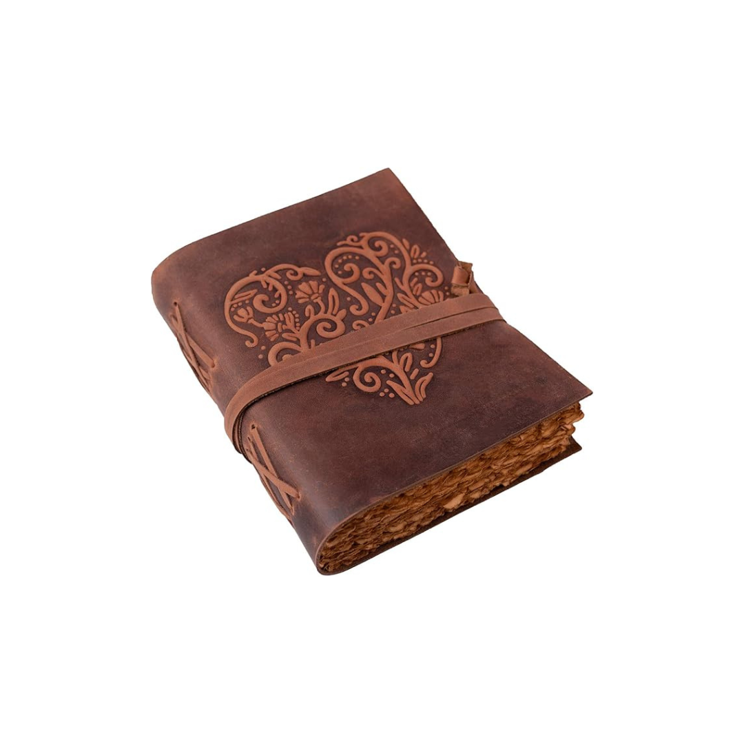 Cuaderno de cuero vintage con grabado de corazón – diario artesanal de escritura