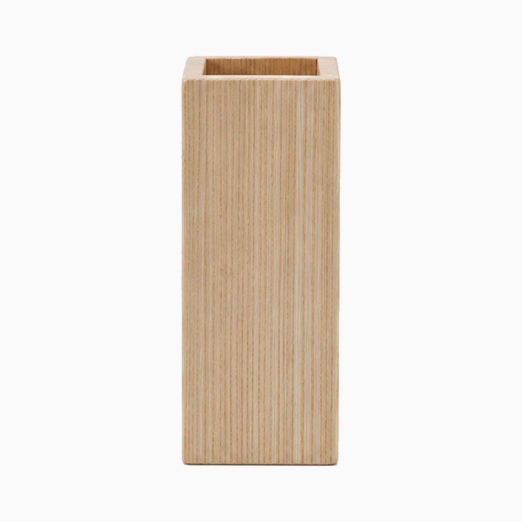 Porta lápices rectangular estrecho en madera de fresno.