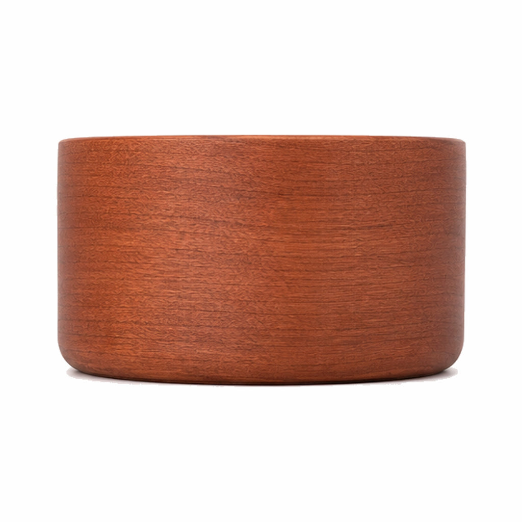 Portalápices redondo ancho con diseño elegante en madera de cerezo.