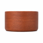 Portalápices redondo ancho con diseño elegante en madera de cerezo.