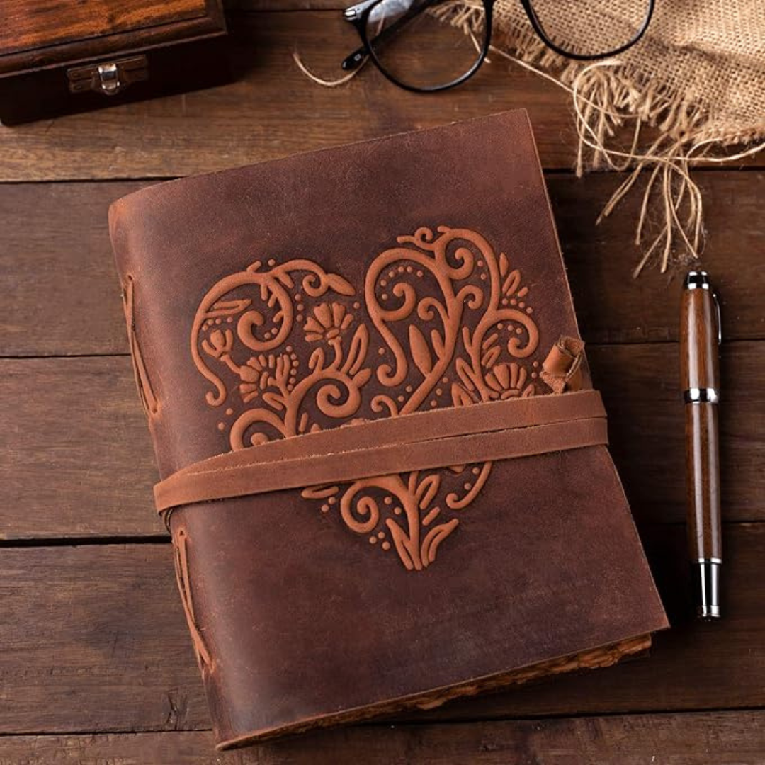 Cuaderno de cuero vintage con grabado de corazón – diario artesanal de escritura