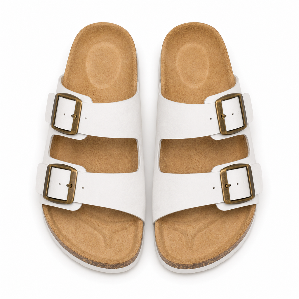 Detalle de hebillas en sandalias blancas unisex