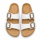 Detalle de hebillas en sandalias blancas unisex