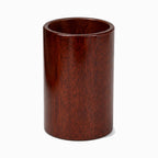 Portalápices cilíndrico alto hecho de madera de caoba.