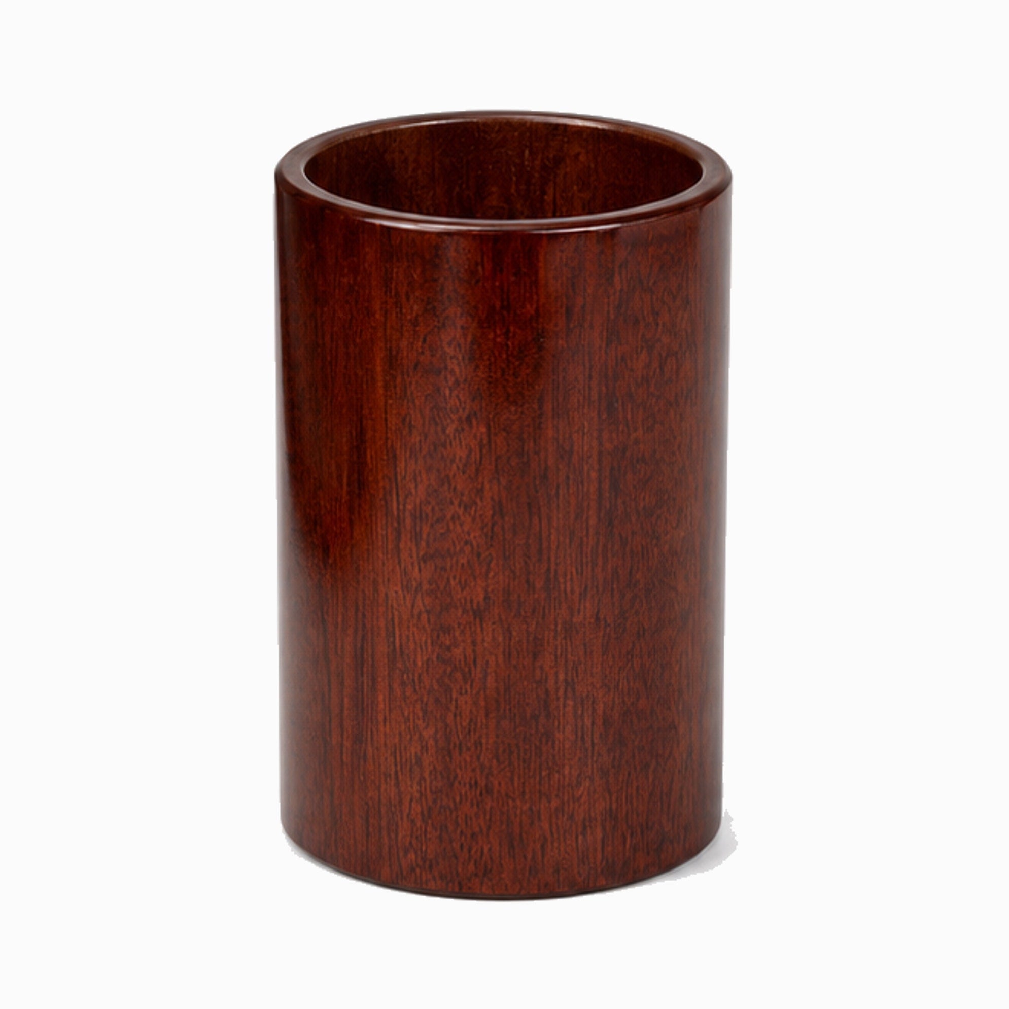 Portalápices cilíndrico alto hecho de madera de caoba.
