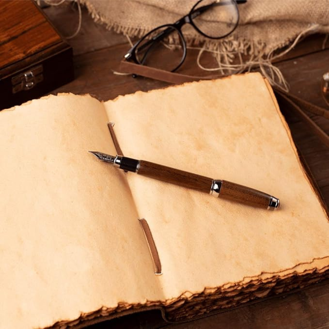Cuaderno de cuero vintage con grabado de corazón – diario artesanal de escritura