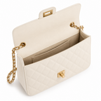 Bolso crema con diseño acolchado.