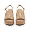Sandalias de cuña de cuero tejido beige vista frontal