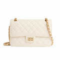 Bolso acolchado crema con cadena dorada.