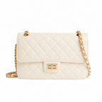 Bolso acolchado crema con cadena dorada.