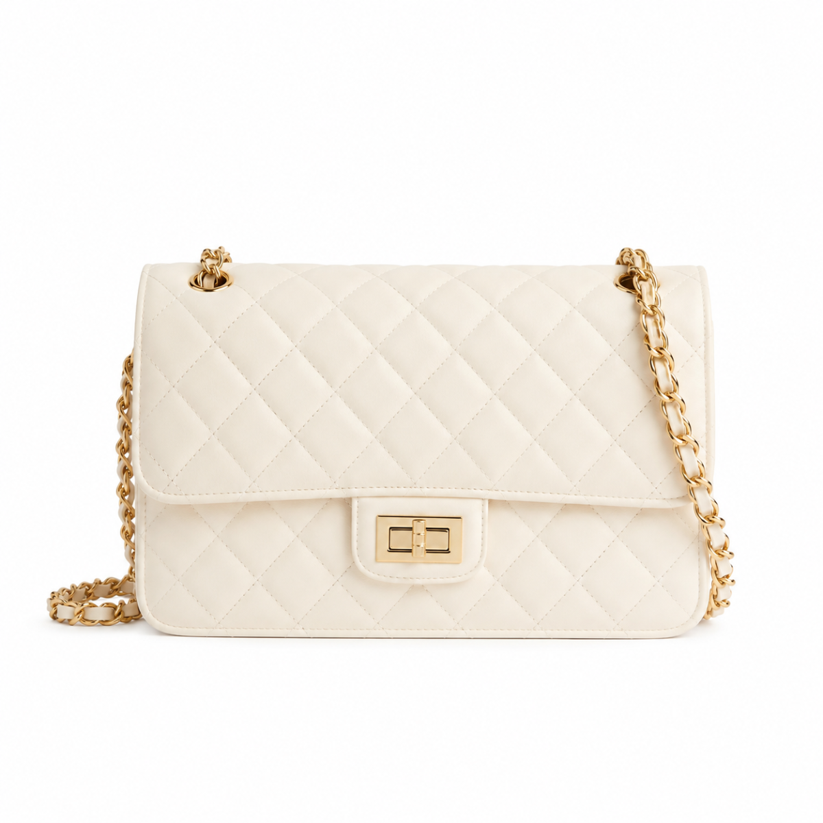 Bolso acolchado crema con cadena dorada.