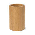Portalápices alto redondo hecho de madera de roble natural.