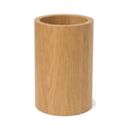 Portalápices alto redondo hecho de madera de roble natural.