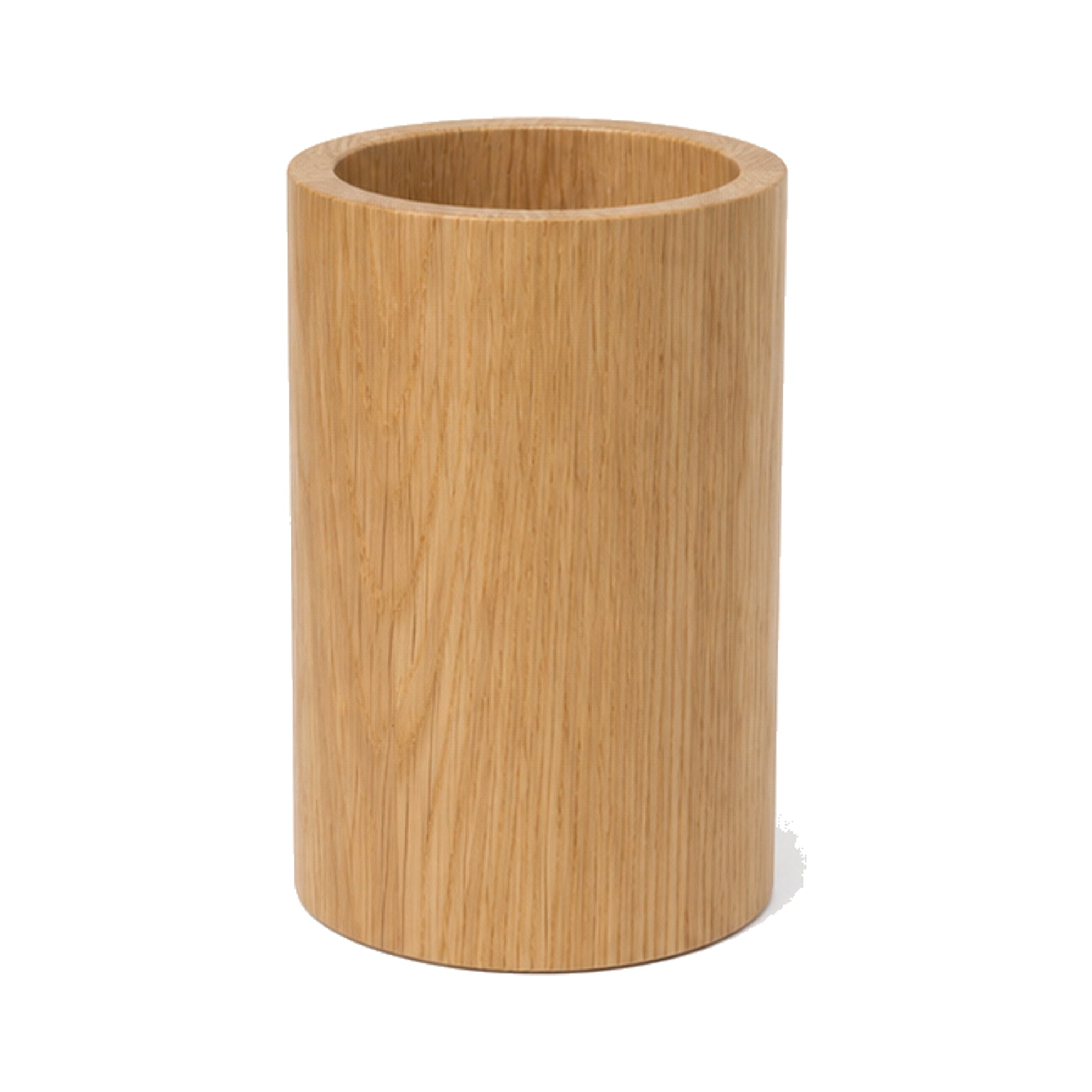 Portalápices alto redondo hecho de madera de roble natural.