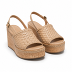 Detalle del tejido de cuero beige en sandalias