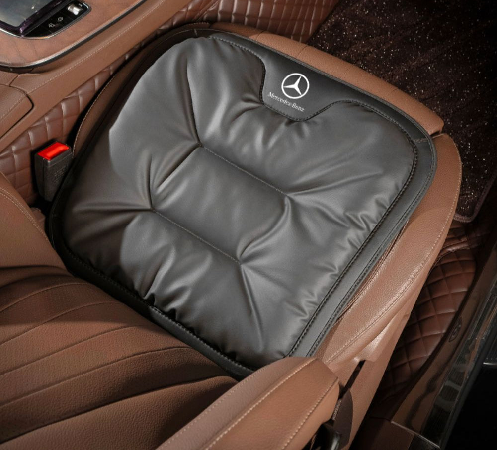 Cojín ergonómico Velario instalado en asiento de coche ofreciendo soporte lumbar y confort durante la conducción.