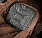 Cojín ergonómico Velario instalado en asiento de coche ofreciendo soporte lumbar y confort durante la conducción.
