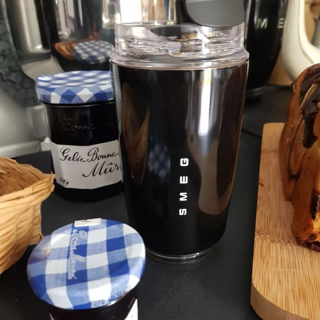 Taza térmica LuxeTherm compacta que cabe en portavasos y bolsos