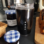Taza térmica LuxeTherm compacta que cabe en portavasos y bolsos