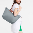 Bolso Longchanp Le Pliage talla mediana con dimensiones 28 × 26,5 × 15,5 cm