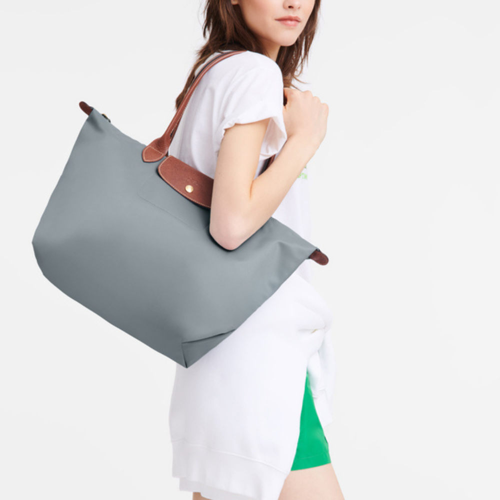Bolso Longchanp Le Pliage talla mediana con dimensiones 28 × 26,5 × 15,5 cm