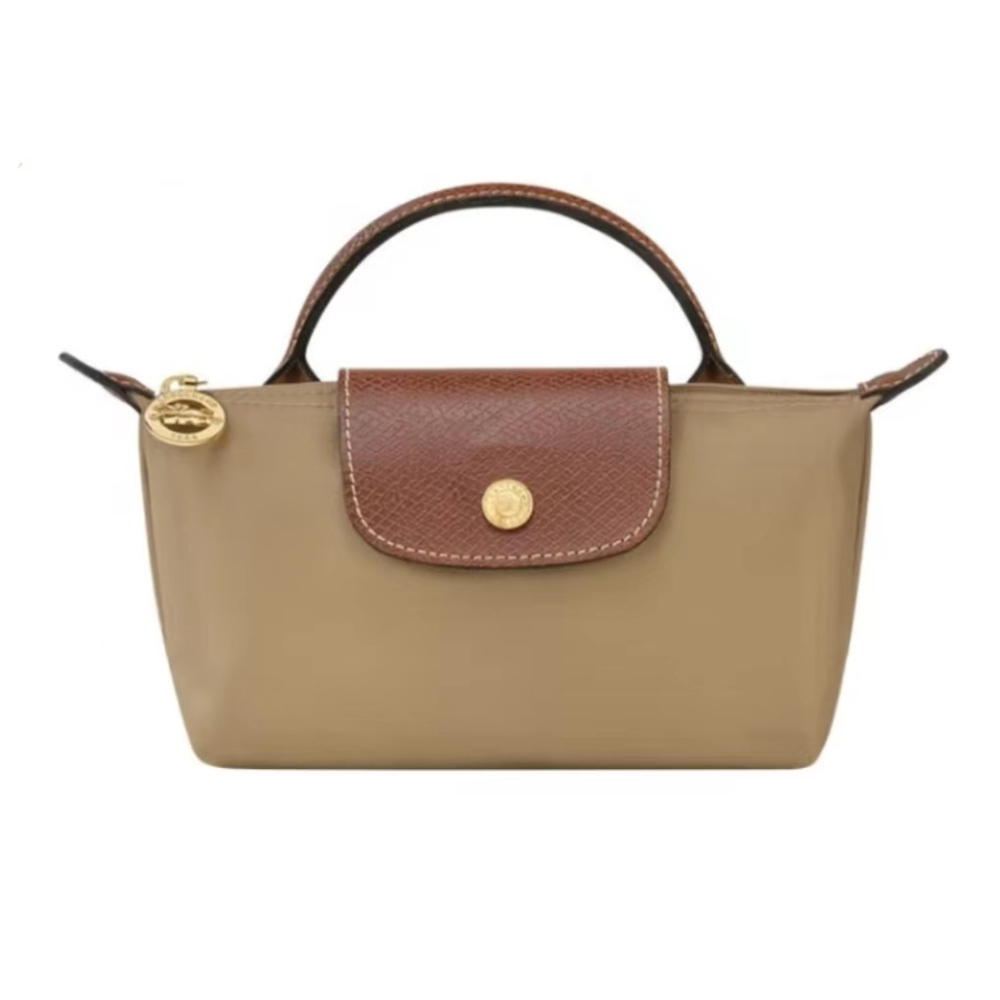 Detalle de la correa ajustable incluida con el bolso bandolera Longchamp Élan Mini.