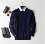 Vista completa del jersey beige de cachemira con cuello en V para hombre.