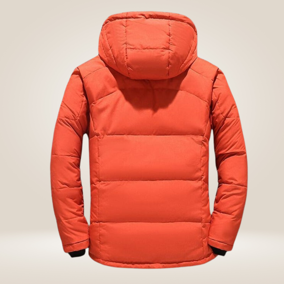 Chaqueta Nordfall en color naranja sobre fondo neutro