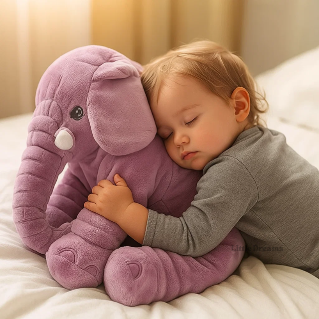 Bebé jugando con cojín elefante de peluche suave