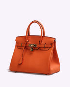 Bolso de piel premium en tonalidad violeta con diseño sofisticado