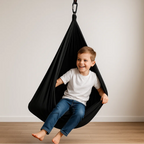 Niño utilizando hamaca sensorial para autorregulación emocional