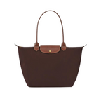 Bolso Longchanp Le Pliage plegado, mostrando su diseño compacto
