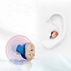 Persona mayor sonriente usando ambos audífonos ClearPro con total satisfacción