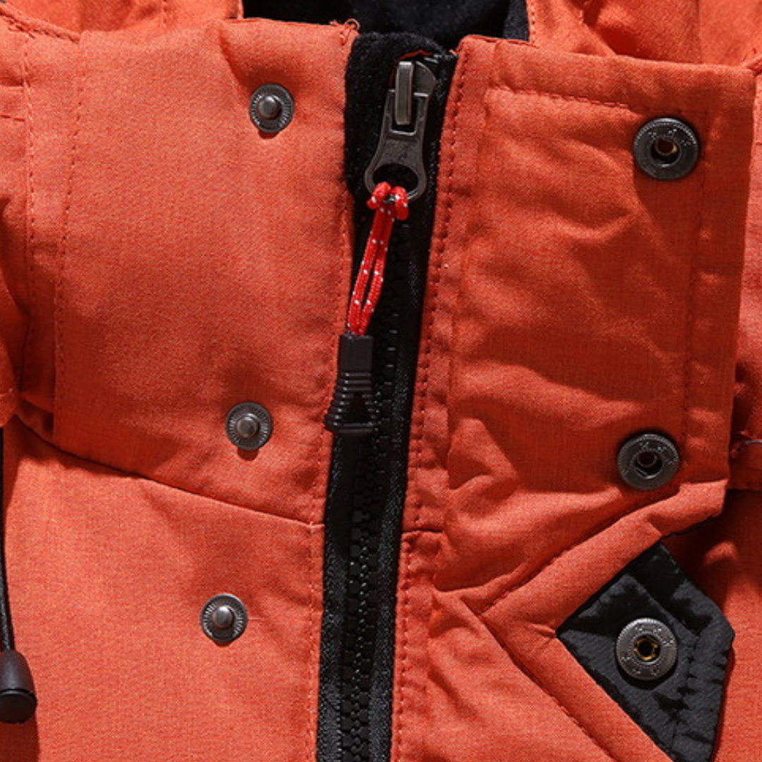 Chaqueta de invierno Nordfall plegada mostrando su grosor acolchado