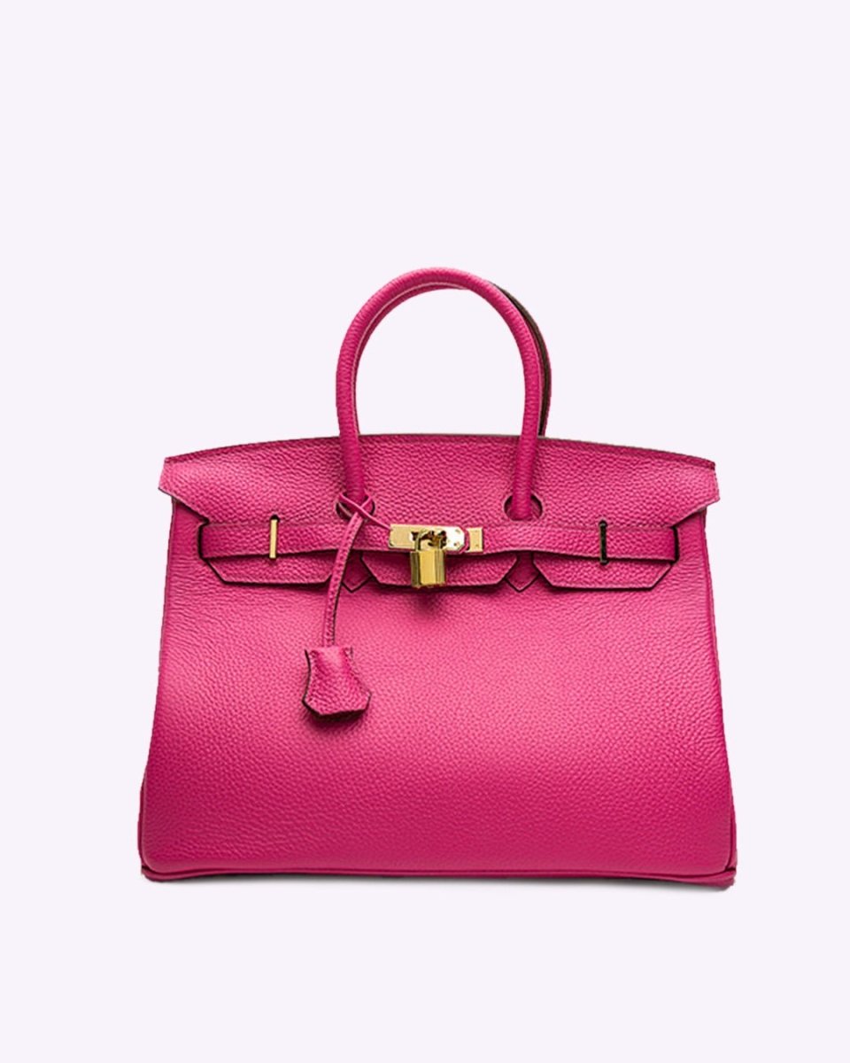 Bolso de piel en uso diario mostrando elegancia y funcionalidad combinadas