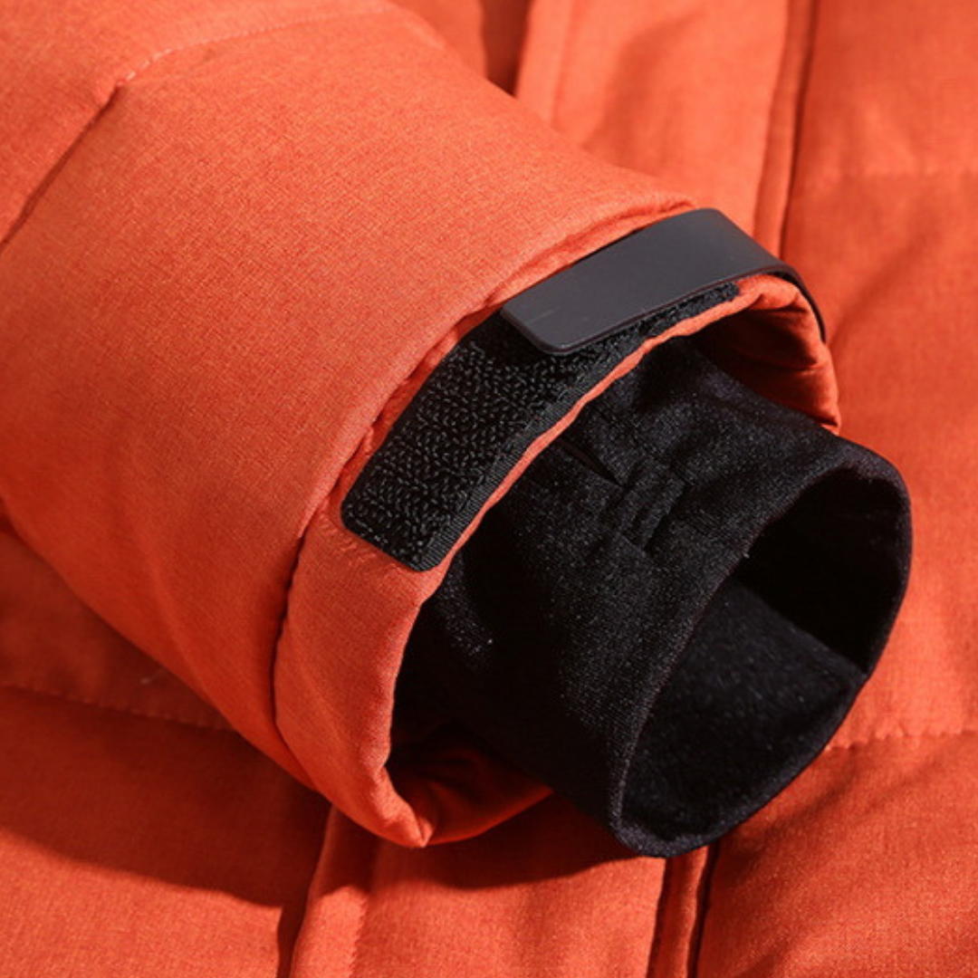 Modelo luciendo la chaqueta de invierno Nordfall en entorno urbano