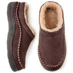Detalle del diseño cerrado en punta de zapatillas ortopédicas masculinas