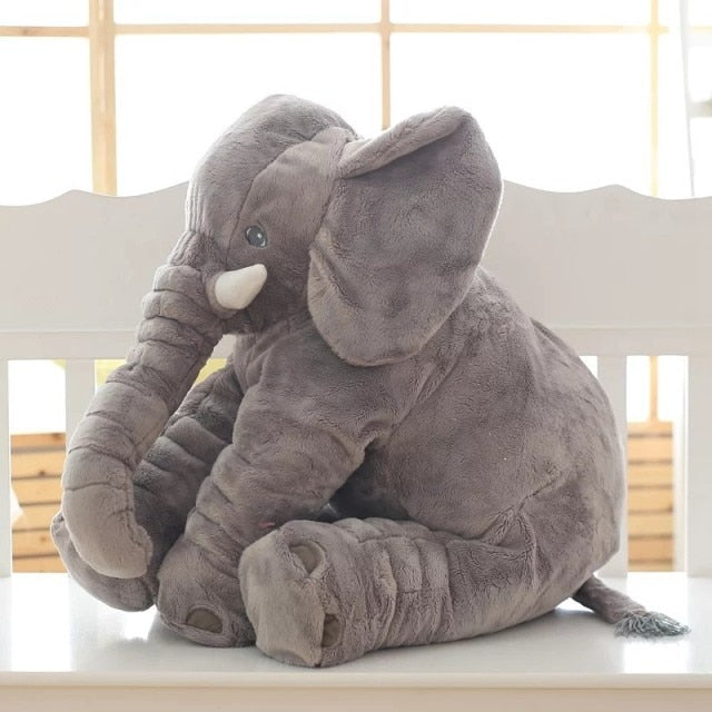 Niño durmiendo la siesta abrazado a cojín elefante mullido