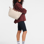 Bolso Longchanp Le Pliage combinado con look casual elegante
