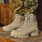 Botas tácticas impermeables con protección antipinchazos en color café, vista frontal completa