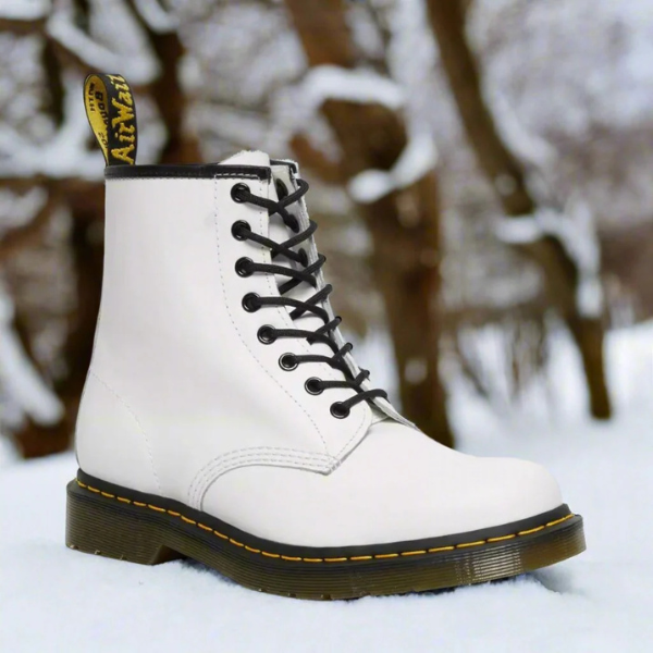 Botas Martens de piel auténtica con diseño clásico y cordones, vista frontal completa