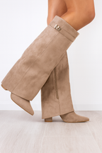 Botas altas para mujer con tacón bloque y piel premium en color beige ante, vista frontal completa