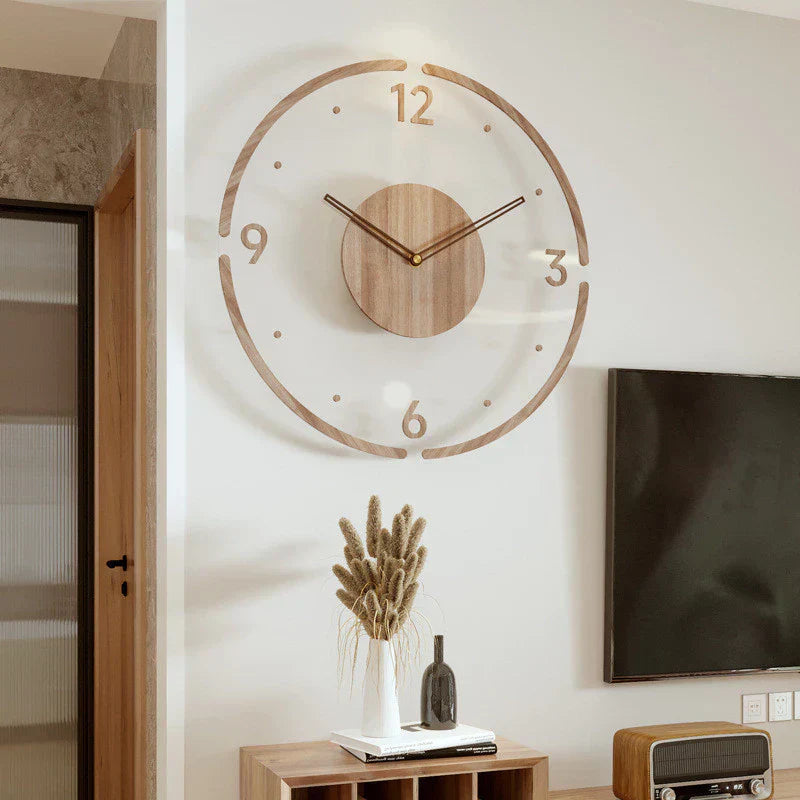 Reloj de pared nórdico en madera natural minimalista colgado en pared blanca