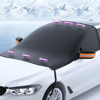 Cubierta antinieve magnética IceCover™ colocada sobre el parabrisas de un coche protegiendo contra la nieve