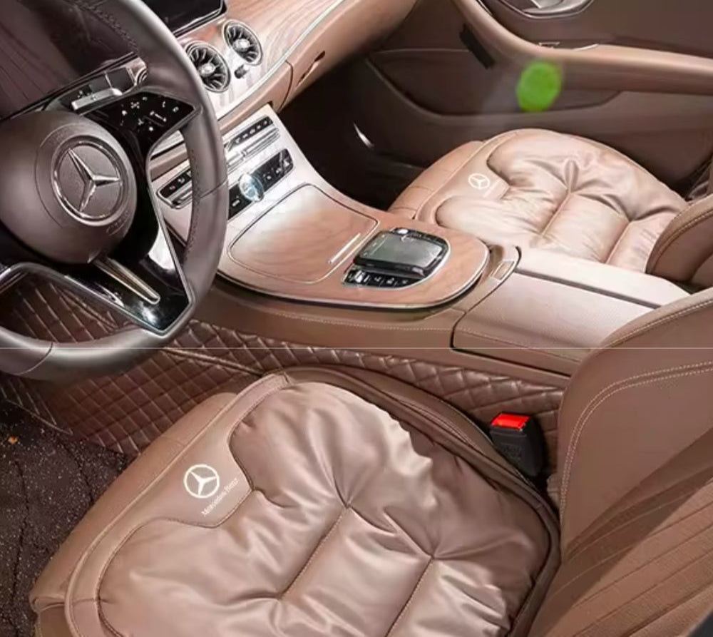 Detalle del diseño anatómico del cojín Velario mostrando el tejido transpirable y las correas ajustables para asiento de automóvil.