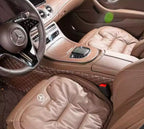 Detalle del diseño anatómico del cojín Velario mostrando el tejido transpirable y las correas ajustables para asiento de automóvil.