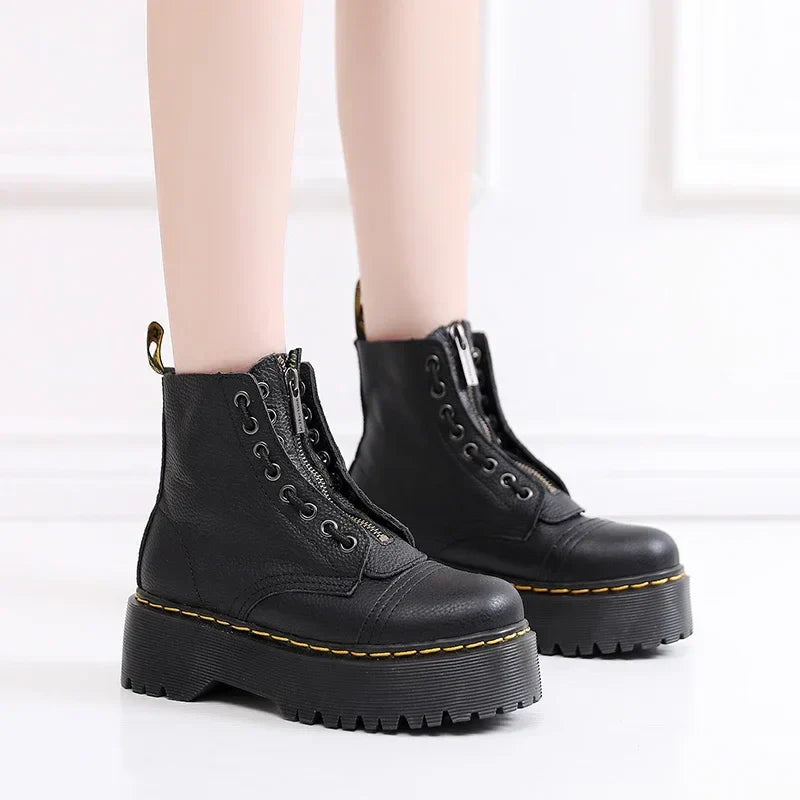 Botines de piel con suela gruesa para mujer, detalle lateral mostrando la construcción de calidad.