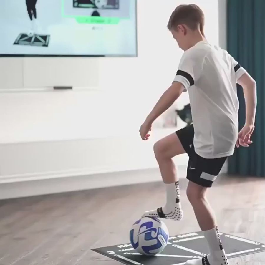 Joven futbolista entrenando con el Tapete de Entrenamiento Fútbol Pro en casa