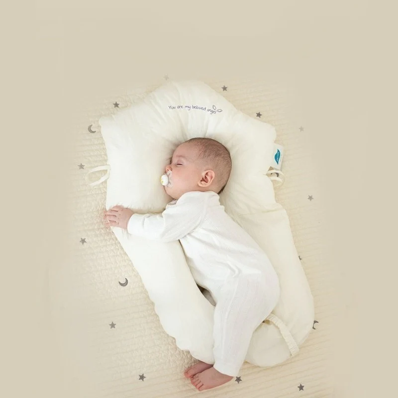 Bebé descansando cómodamente sobre el cojín ergonómico ORNISHOP con diseño anatómico