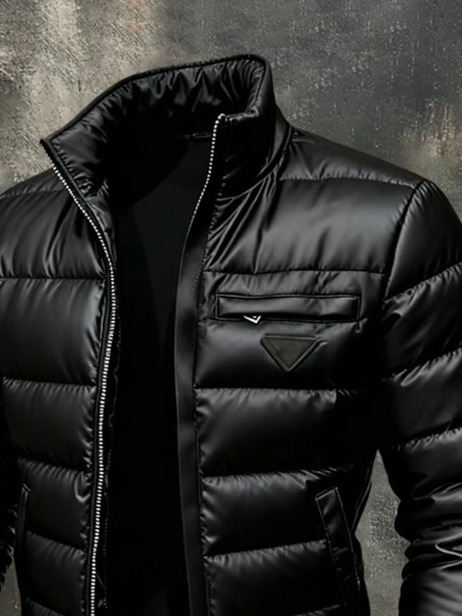 Detalle de la chaqueta Ragnar con material sintético de piel suave y corte holgado para máxima comodidad